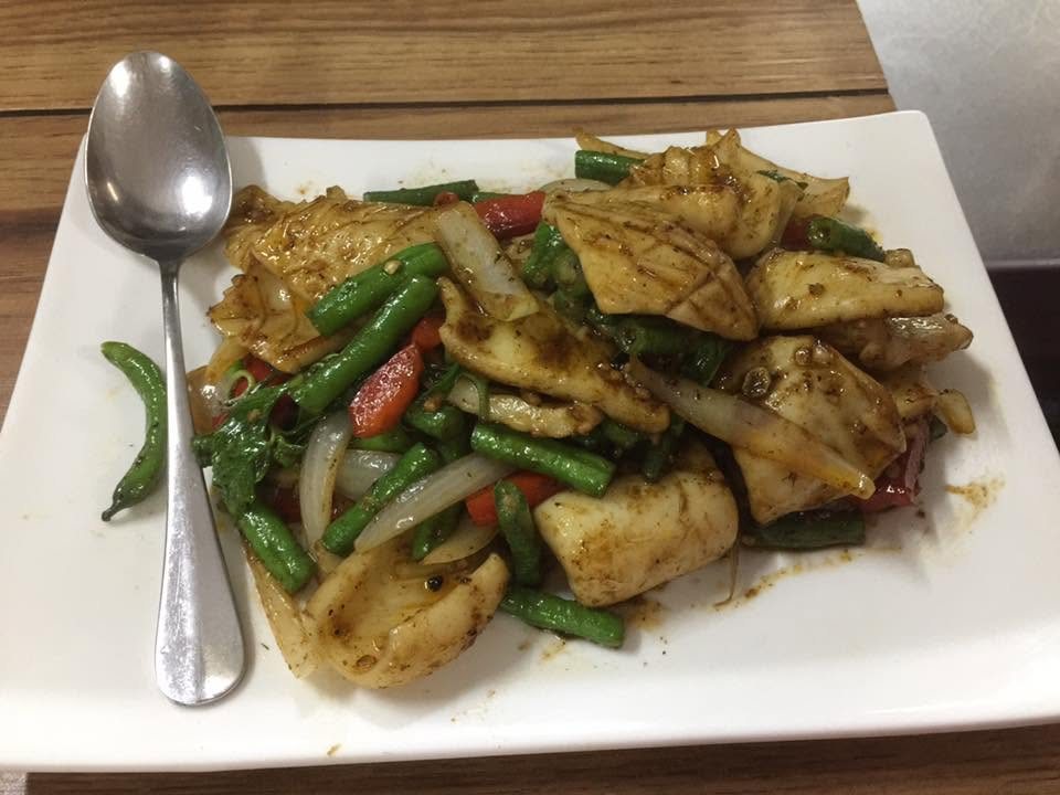 A stir-fry with green beans, chilli and onion