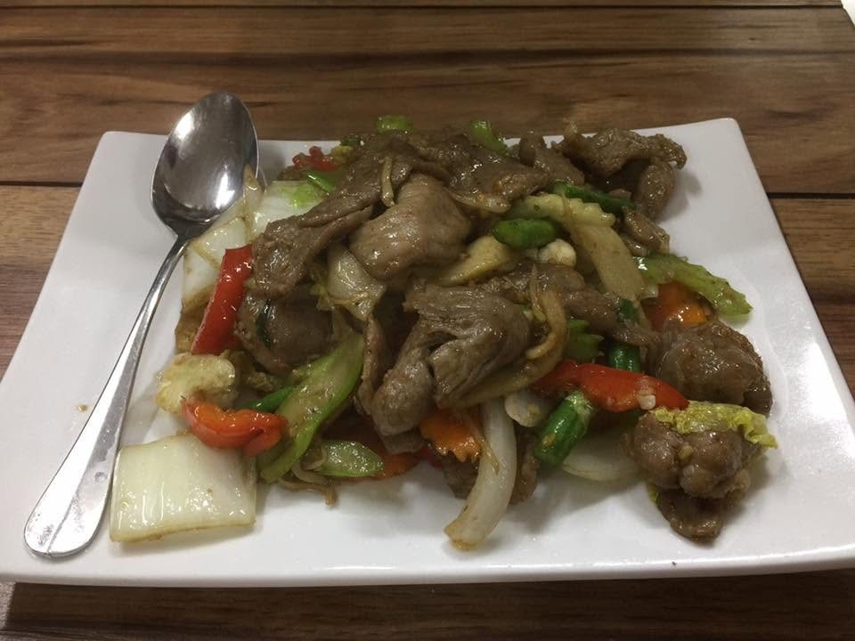 A stir-fry with capsicum, onion and spring onion